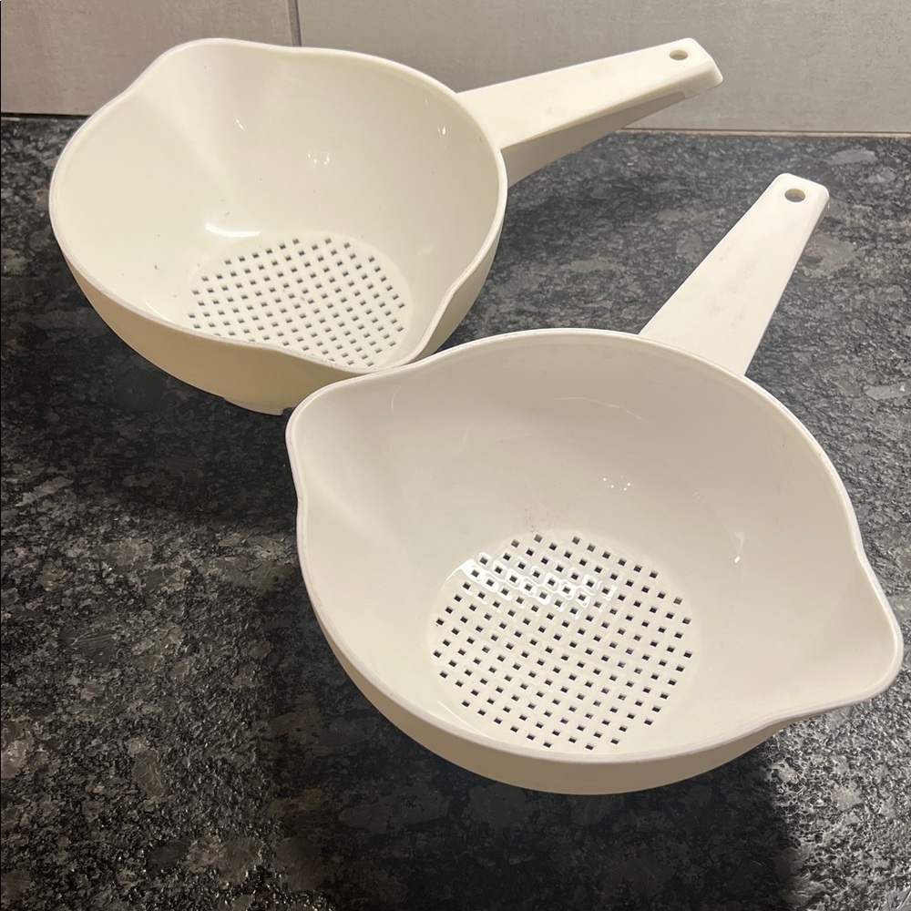 Vintage Tupperware White Plastic Strainer Set. Rare white color. Approx 7” each